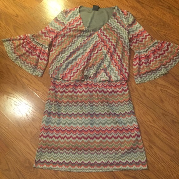 60’s Inspired Bell Sleeve Zig Zag Pattern Dress - Picture 2 of 10